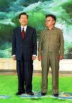 S., N. Korean leaders pose before summit talks